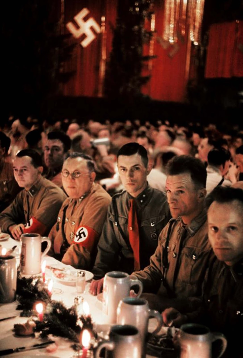 Oficiales de las SS durante la cena de Navidad en 1941. Getty